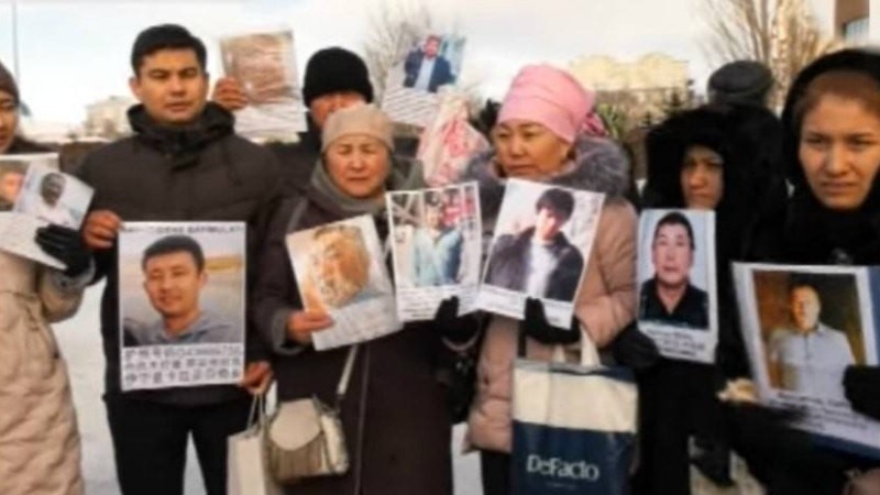 "Қытай үкіметі сол елдегі туыстарымызға қысым көрсетуде": Еуроодақтың Нұр-Сұлтандағы ғимаратының алдына оннан астам адам шеруге шықты
Олар Еуропарламенттің депутаттарынан көмек сұрады