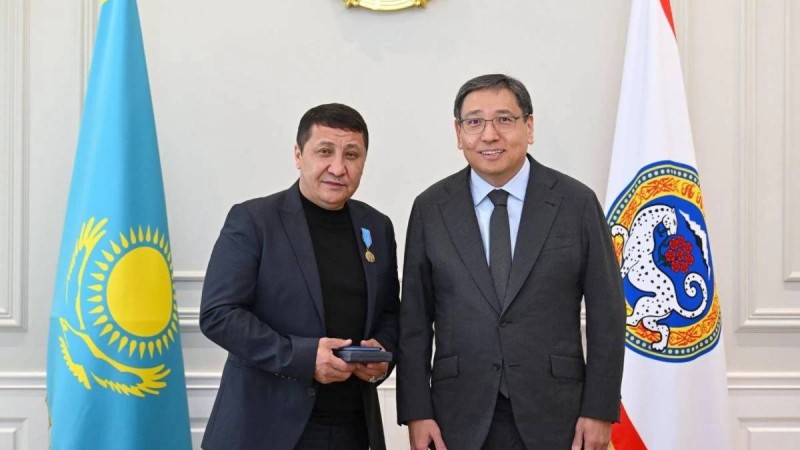 Алматы әкімі әуежайда кепілге алынған қызметкерді құтқарған ер адамға марапатын табыстады