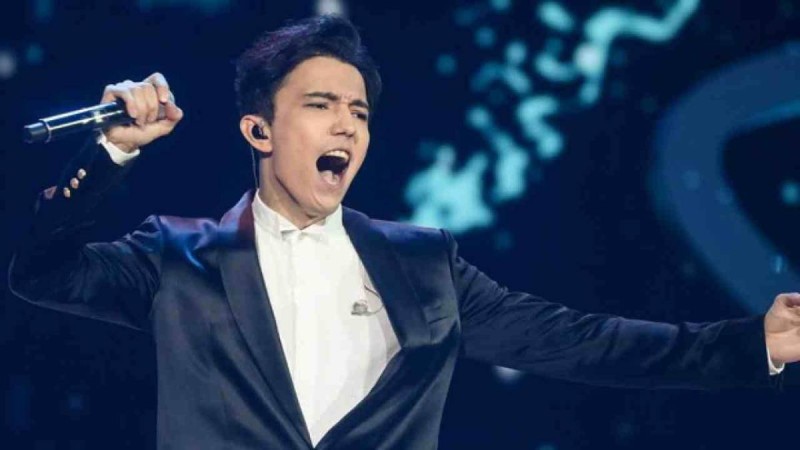 Димаш Құдайберген нәзік жандыларды мерекелерімен құттықтады