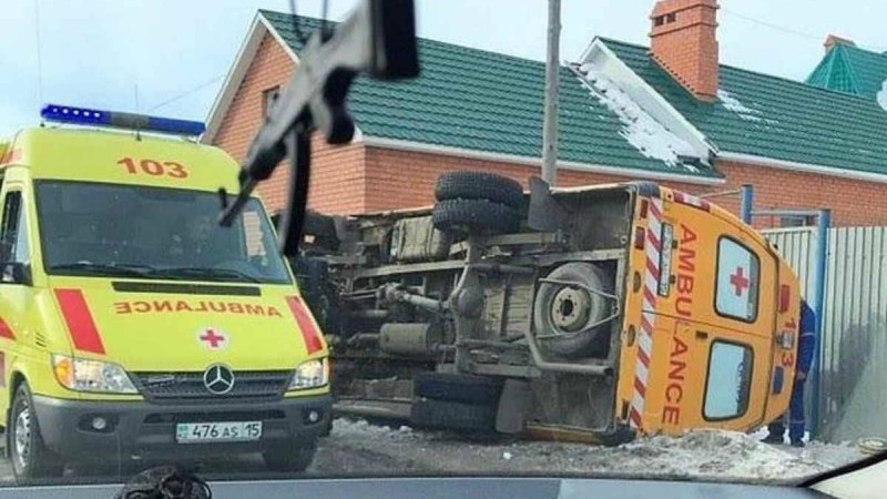 Петропавлда жедел жәрдем көлігі аударылды - Қазақстан жаңалықтары
