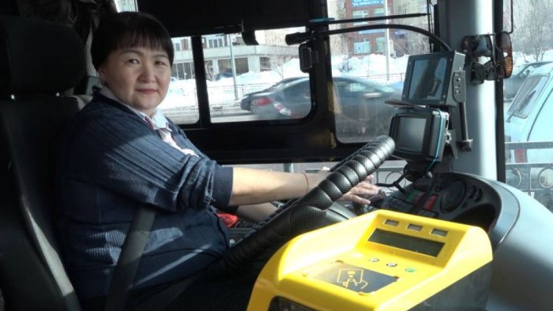 Нұр-Сұлтанда көпбалалы ана автобус айдап жүр – видео