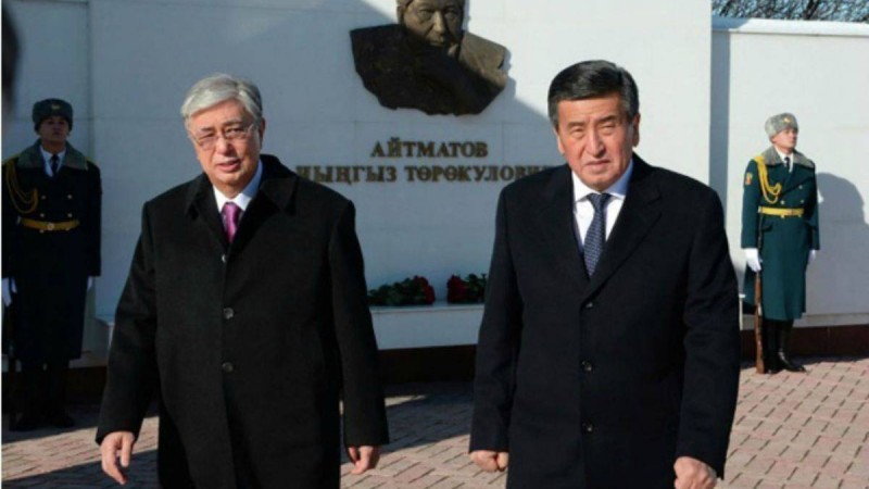 Тоқаев пен Жээнбеков 1916 жылғы көтеріліс құрбандарына құрмет көрсетті
Сонымен қатар жазушы Шыңғыс Айтматовтың басына гүл шоқтарын қойды