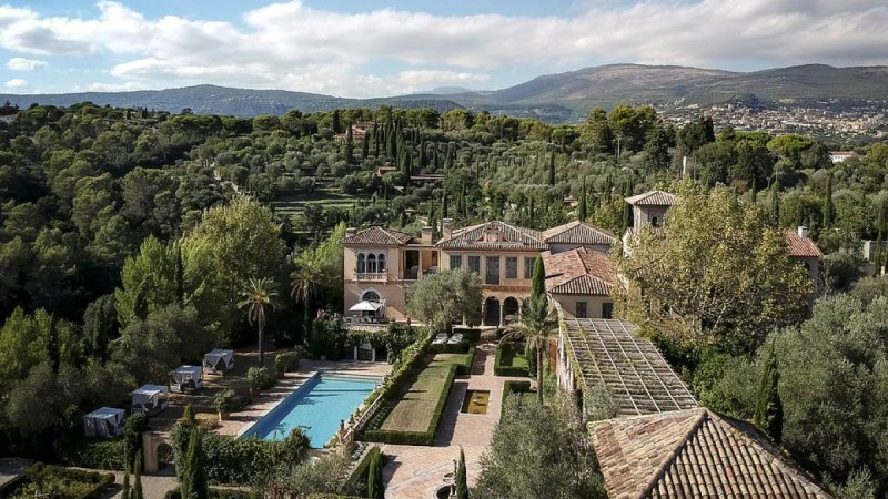 Бай 11 жыл бойы 64 млн долларға тұрғызған зәулім сарайын бұзуға мәжбүр