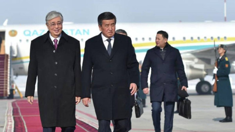 Қырғызстан президенті Тоқаевты Бішкек әуежайынан қарсы алды