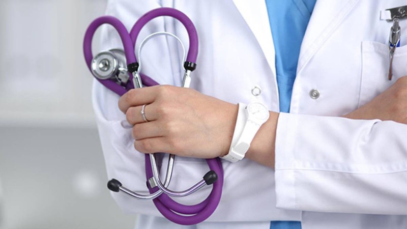 “15 мың теңге айыппұл”: Медбикеге қол жүгірткен депутатқа сот шешімі шықты