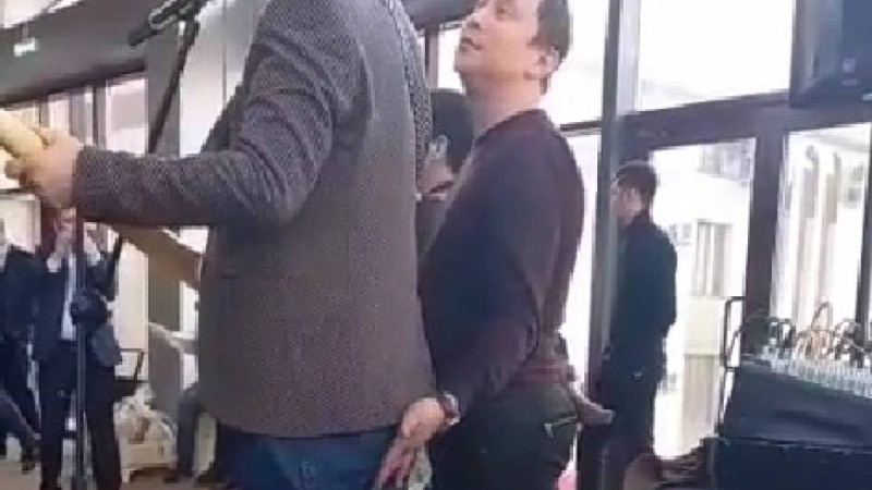 Ұлықпан Жолдасовтың көтенін ұстаған Қайрат Әділгерей сынның астында қалды