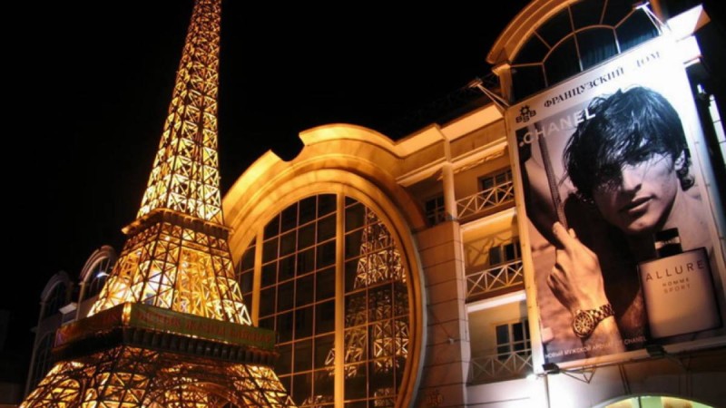 Алматыда ер адам «Эйфель» мұнарасынан секіріп өлмек болды