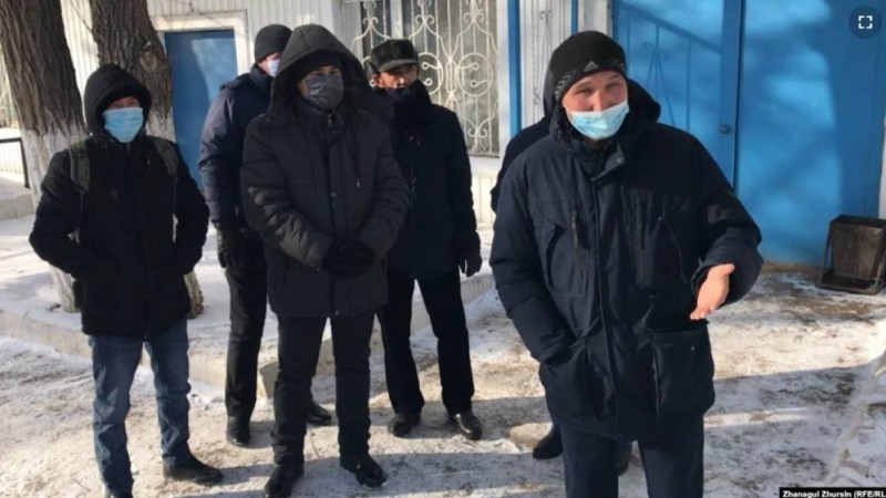 Ақтөбеде ереуілден соң жұмысcыз қалған қызметкерлер компания кеңсесіне жиналды