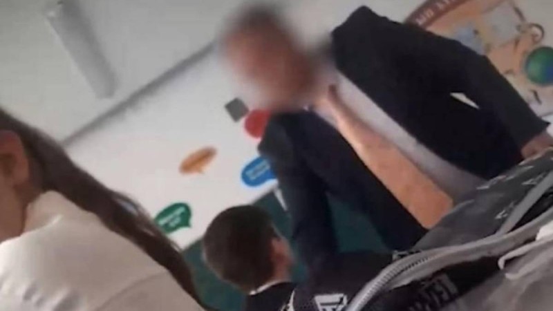 “Ұстаздардың қол көтеруге құқығы жоқ” - Мұғалім мен оқушы арасындағы жанжал видеоға түсіп қалған