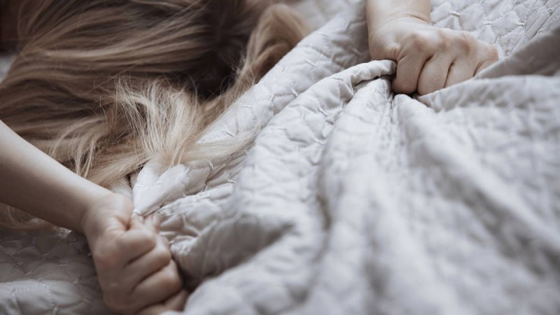 Алматыда жабылып қыз зорлаған экс-прокурор мен банк қызметкері сотталды