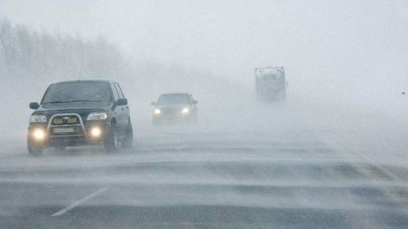 Боранды күні тұрып қалған көліктерге тұрғындар 1300 теңгеге нан сатқан