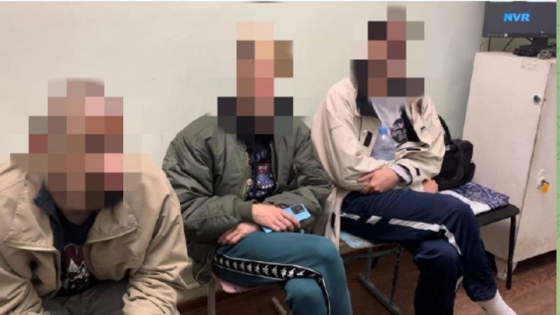 Орал қаласында төбелескен ресейліктер сот шешімімен Қазақстаннан шығарылды