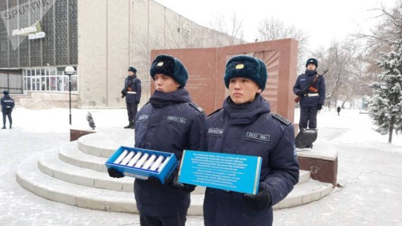 Қазақстан бауырластар зираттарының топырағы салынған капсулаларды Ресейге тапсырды