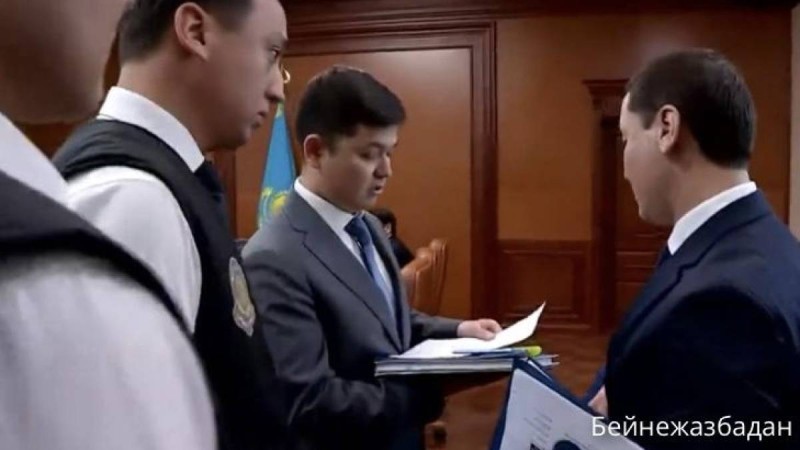 «Арамызда сатқындар бар». Шымкентте әкімдіктегі жиын кезінде шенеунікті ұстап әкетті (видео)