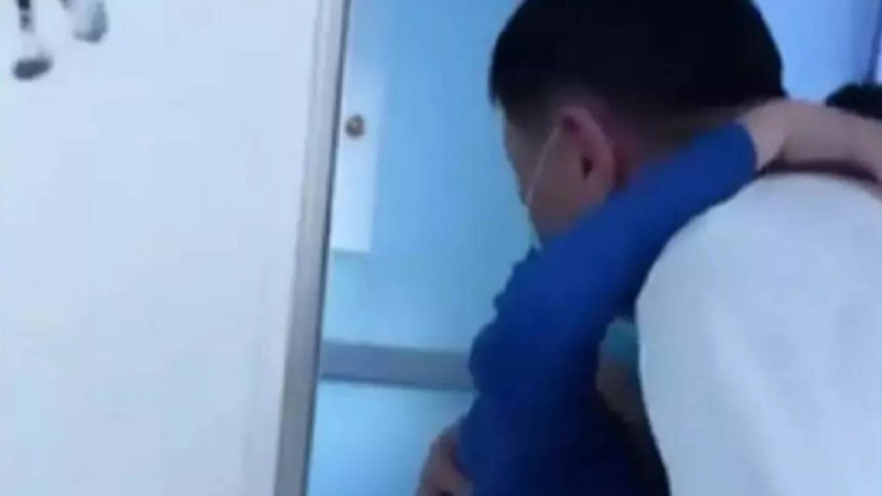 Сырқаттанып қалған немересімен қауышқан Нұртас Айдарбеков көз жасын тыя алмады (видео)