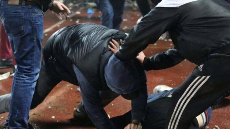 Пенжім ауылындағы төбелес: Бір топ адам үй мен көліктердің терезесін сындырды (ВИДЕО)