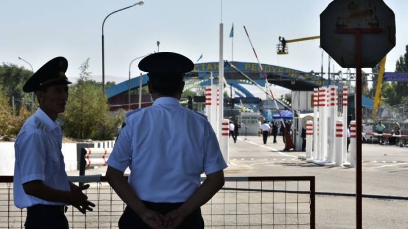 Қазақстан Қырғызстан азаматтарына елге паспортсыз кіруге тыйым салды