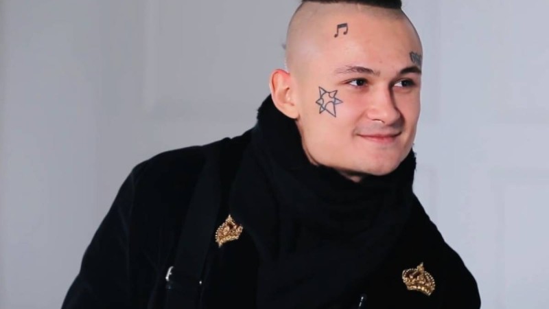 Кремль жеңіс күнін атап өтуді сынаған әншіні қуғындап жатыр (ВИДЕО)