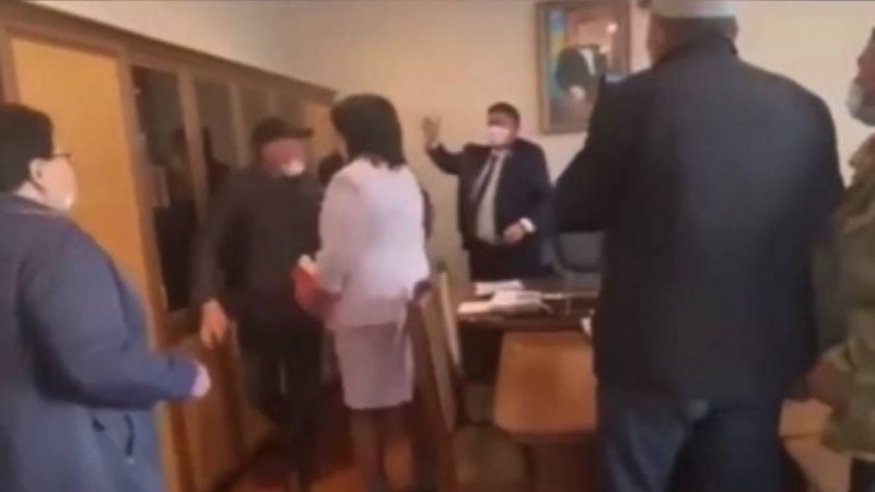 Кербұлақ ауданы әкімдігінде төбелес болды (ВИДЕО)