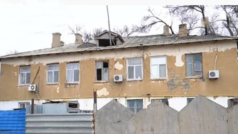 "Үй біреудің басына құласа, кім жауап береді?": Құлсарыдағы үйлер 10 жылдан астам уақыт бойы жөндеу көрмеген - Қазақстан жаңалықтары
