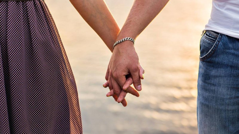 «Несиеге алдым»: Астаналық жігіт бұрынғы сүйіктісіне сыйға тартқан айфонды қайтару үшін сотқа жүгінді