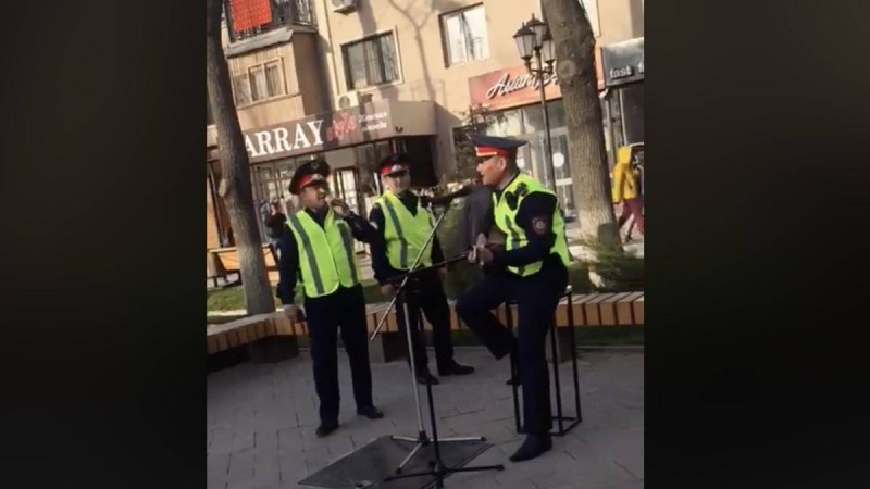 Шымкенттегі Арбатта ән салған тәртіп сақшылары жұртты сүйсіндірді (видео) - Қазақстан жаңалықтары