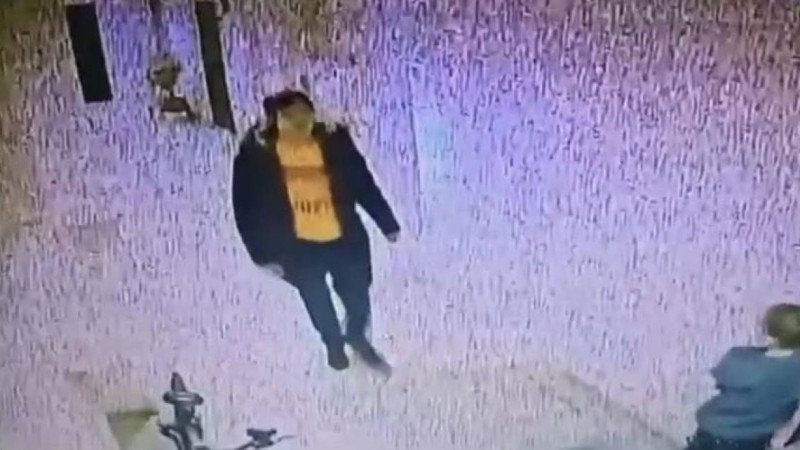 «Біреуін ұрып, екіншісін теуіп, үшіншісін қылқындырған»: Астанада ер адам балаларға шабуыл жасаған (видео)