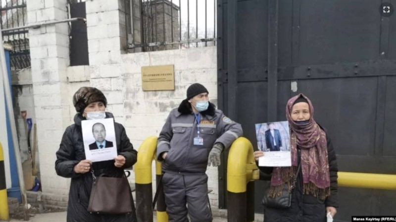 "Балаларды тірі жетім, әйелдерді тірі жесір қылған Қытай геноцид саясатын тоқтатсын!". Алматыда әйелдер Қытай елшілігіне жиналды