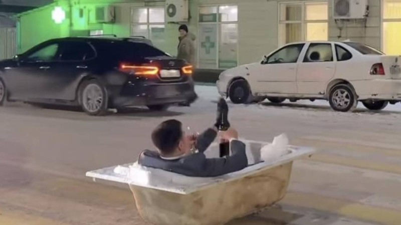 Блогер қала орталығындағы жаяу жүргіншілер өткелінде "ваннаға түскен"