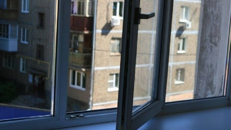 «Әкесі ұрып, терезеден лақтырып жіберген»: Шымкентте жеті баланың анасы қайтыс болды