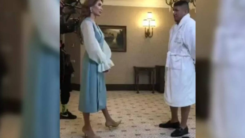 Қонақ үйде халатпен жүрген Қуат Найман Байзақованың алдында қиналды (видео)