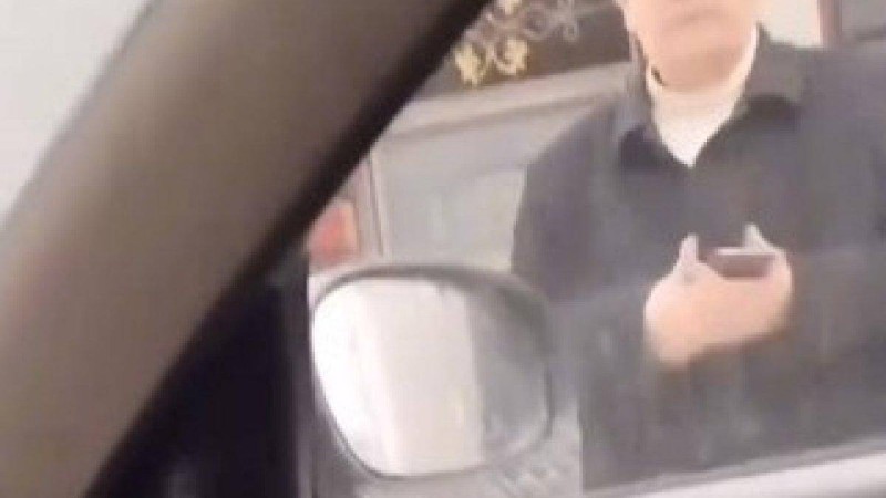 «Аллаху акбар!»: Желіде такси жүргізушісімен кикілжіңге келген «имамның» видеосы тарап жатыр