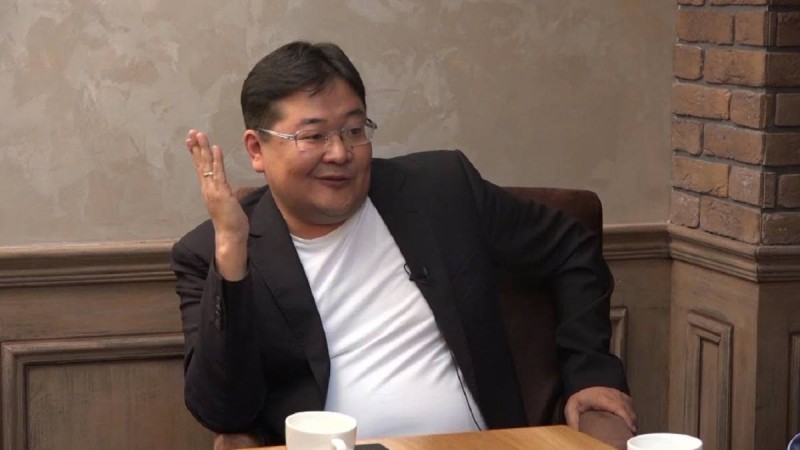 "Тасжүрек деген адамның өзі елжіреп кетеді". Айдос Сарым анттың быт-шытын шығарған депутаттарды қорғап алды