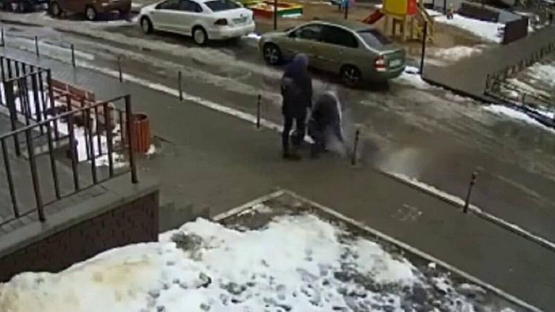 Жас жігіт 17-қабаттан ішінде сәби жатқан колясканың үстіне құлады: Екеуі де өлді