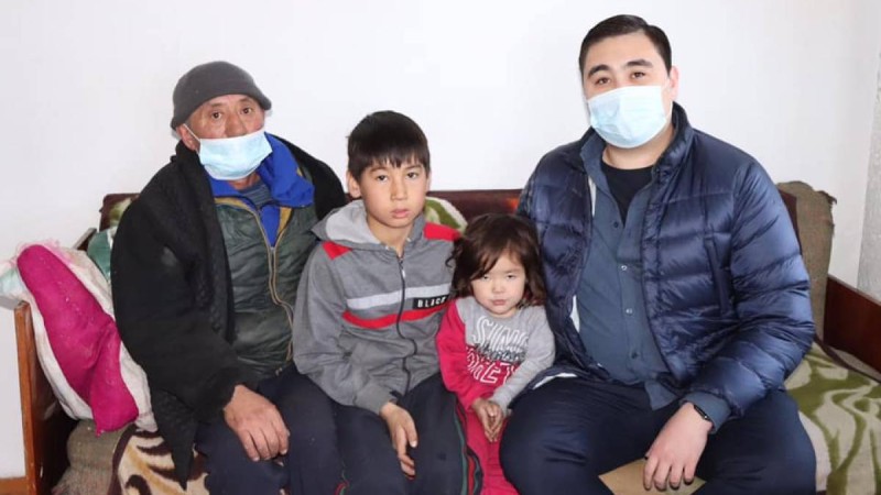 Жаңа шақырылым депутаты 6 баланы жалғыз тәрбиелеп отырған әкеге үй сыйлады