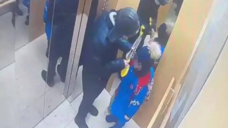 Лифтте бес жасар баланы пышақтап тастаған жасөспірімді психдиспансер қызметкері соққыға жыққан (ВИДЕО)