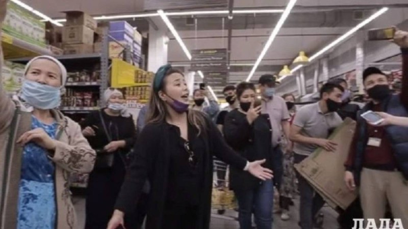 Ақтау гипермаркеттерінде Жеңістің 75 жылдығы құрметіне флешмоб өтті