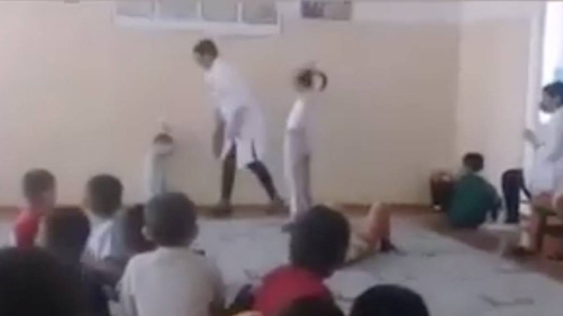 Видеодағы бала жетім: Ақтөбеде тәрбиеші сүлгімен сабаған жеткіншек жайлы жаңа деректер анықталды - Қазақстан жаңалықтары