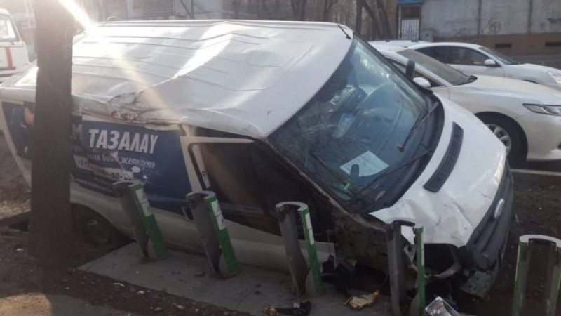 Екі аяғынан айырылды - Алматыда аялдамада тұрған әйелді көлік қағып кетті