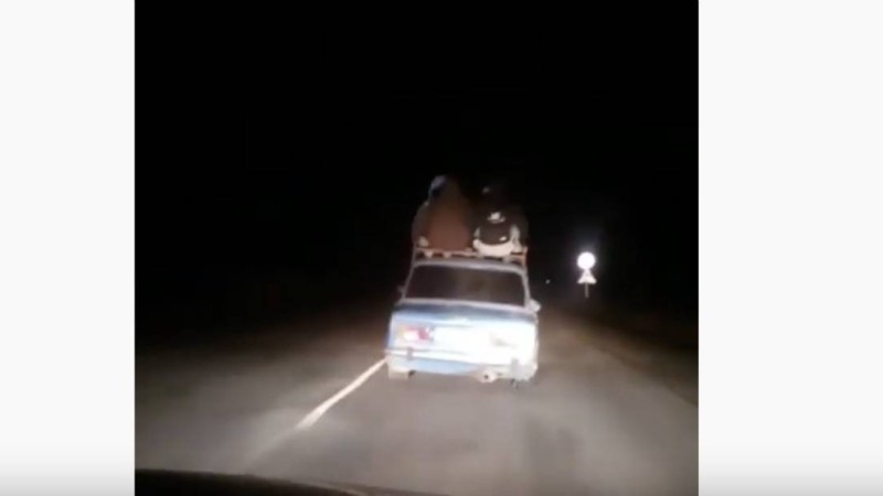 Түркістан облысында жүргізуші көліктің үстіне адамдарды отырғызып алып тасыған (видео)