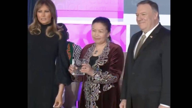 Қазақтың шапанын киген Сайрагүл Сауытбай АҚШ-тың бірінші ханымының қолынан марапат алды (видео) - Қазақстан жаңалықтары