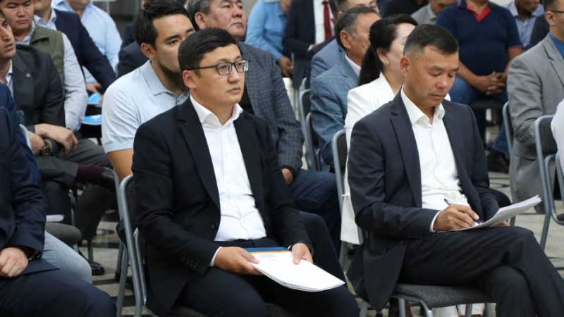 Бүгін «Атамекен» алаңында облыс әкімі Жетісу Бейбіт Исабаев бизнес-қоғамадстық өкілдерімен кездесті