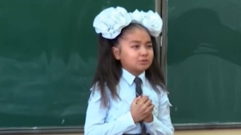 Жетім баланың монологын оқыған кішкентай қыз жұрттың көңілін босатты - Қазақстан жаңалықтары