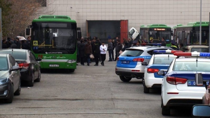 Шымкентте ереуілге шыққан жүргізуші: Шығарып жіберді бізді. КНБ-ға бірдемеге тапсырамын, мойныңа іліп жіберемін деді