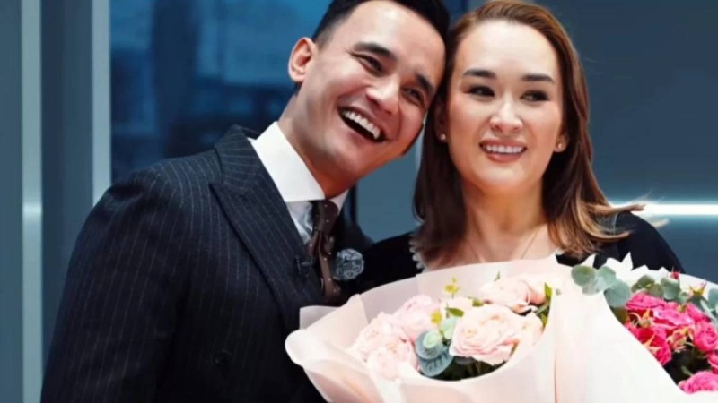 "Гонорарымды төледі": Әли Оқапов жұбайы Ақерке Бүркітбайға тосынсый жасады