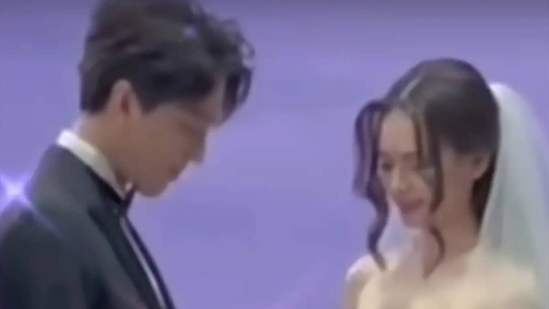 «Үйленіп жатыр ма?»: Димаш Құдайбергеннің ақ көйлек киген аруға сақина таққан видеосы тарады