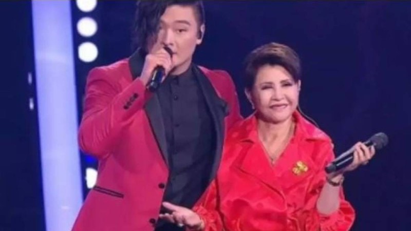 "Не деген тосын сый": Роза Рымбаева мен Анатолий Цой ресейлік шоуда бірге ән шырқады (Видео)