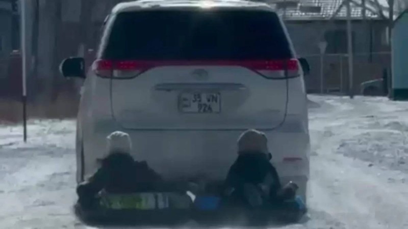 Атыраулық ер адам балаларды көліктің артына байлап ойнатқаны үшін жауапқа тартылды