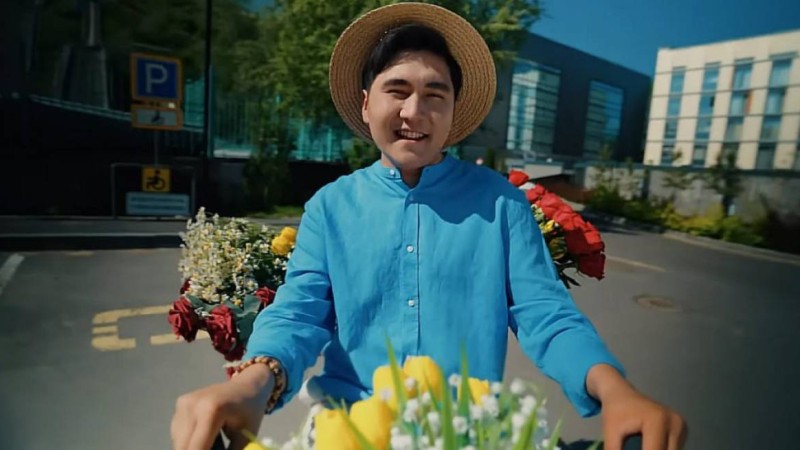 «Дарите женщинам цветы»: Танымал қазақ әншісі қара тізімге енді