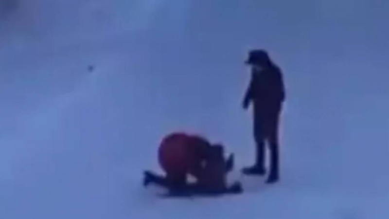 Семейде қолында баласы бар әйелді ұрып-соққан ер адам видеоға түсіп қалды